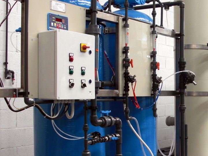 Filtration vessel and control panel in an Ion Agua plant
