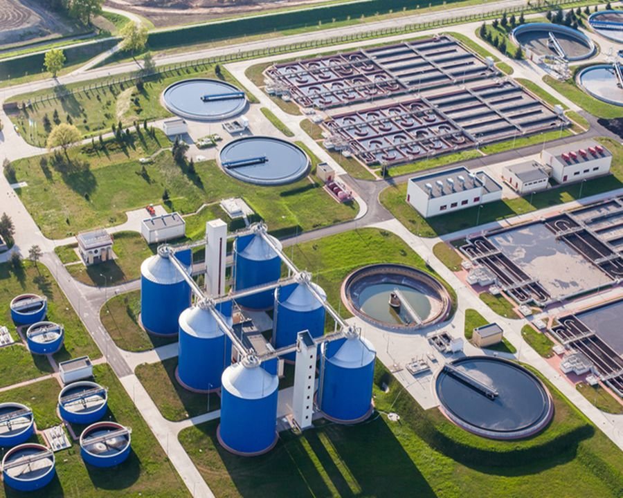 Large-scale sewage treatment works with aeration tanks and digesters